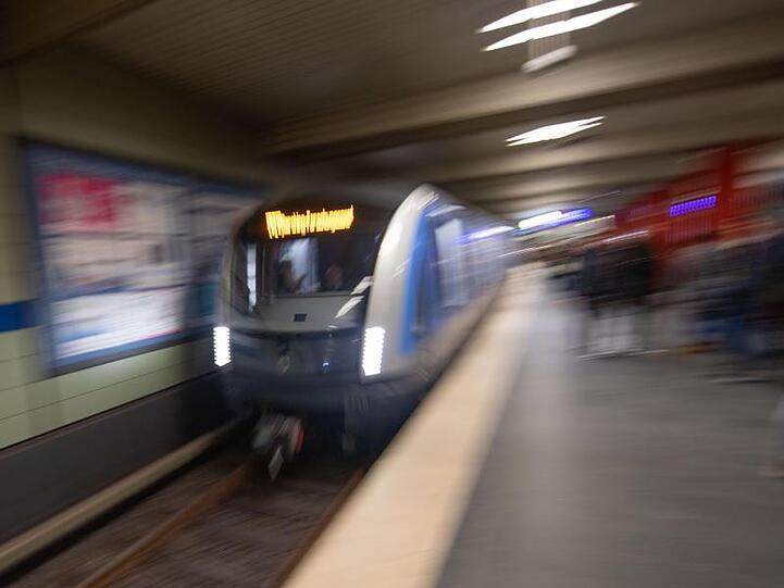 Eine U-Bahn der Münchener Verkehrs Gesellschaft (MVG) fährt in einen Bahnhof in München ein. Foto: Lino Mirgeler/dpa/Archivbild