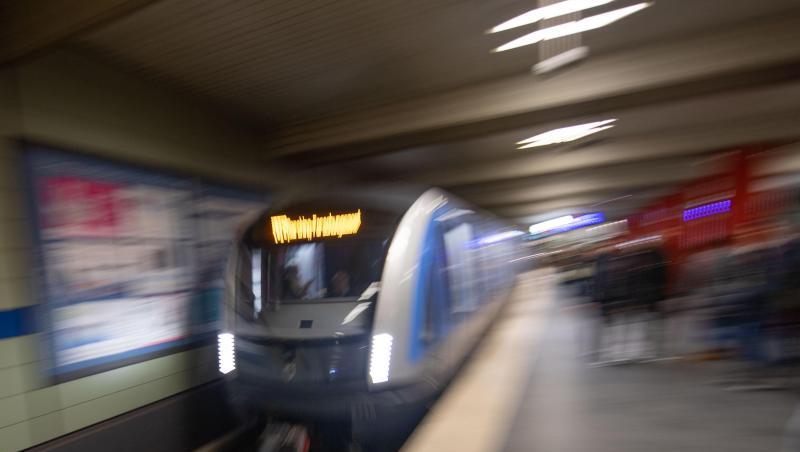 Eine U-Bahn der Münchener Verkehrs Gesellschaft (MVG) fährt in einen Bahnhof in München ein. Foto: Lino Mirgeler/dpa/Archivbild Eine U-Bahn der Münchener Verkehrs Gesellschaft (MVG) fährt in einen Bahnhof in München ein. Foto: Lino Mirgeler/dpa/Archivbild