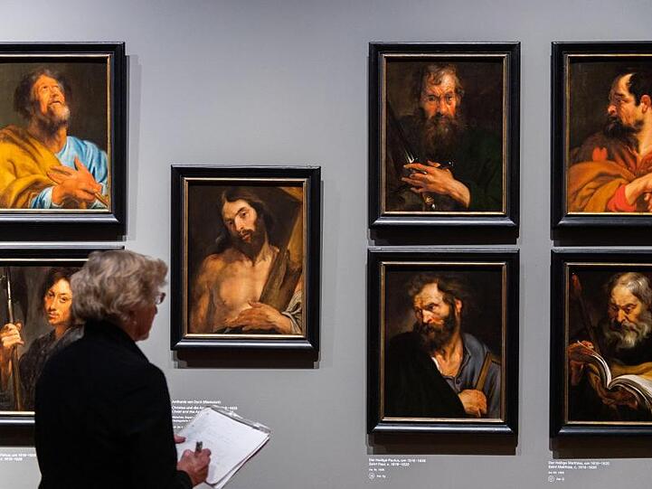 Bilder der Ausstellung "Anthons van Dyck" hängen in der alten Pinakothek. Foto: Lino Mirgeler/dpa/Archivbild