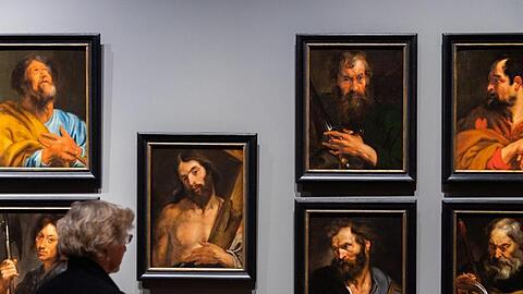 Bilder der Ausstellung "Anthons van Dyck" hängen in der alten Pinakothek. Foto: Lino Mirgeler/dpa/Archivbild