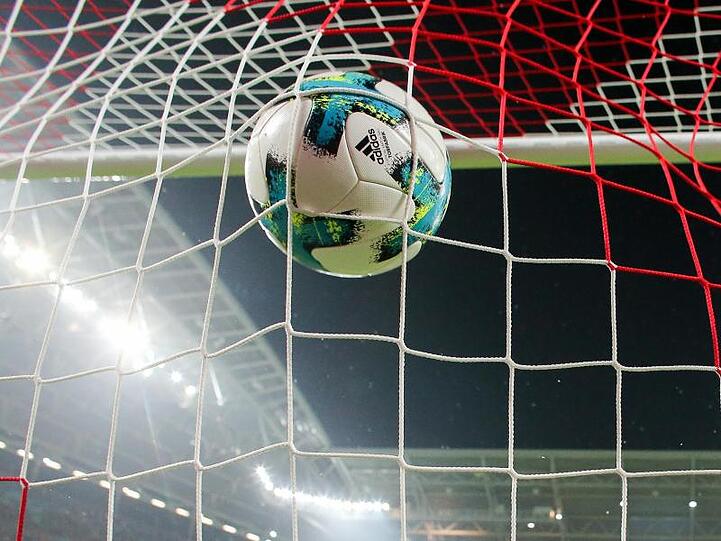 Ein Ball fliegt ins Tornetz. Foto: Jan Woitas/dpa-Zentralbild/dpa/Symbolbild