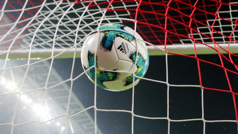 Ein Ball fliegt ins Tornetz. Foto: Jan Woitas/dpa-Zentralbild/dpa/Symbolbild Ein Ball fliegt ins Tornetz. Foto: Jan Woitas/dpa-Zentralbild/dpa/Symbolbild