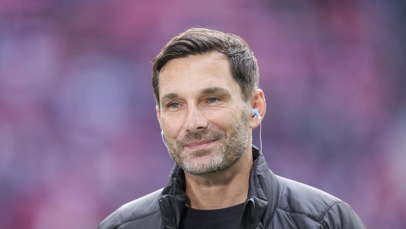 Fürths Trainer Stefan Leitl kommt zum TV-Interview.