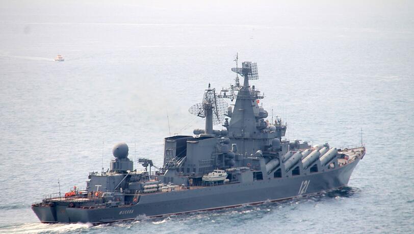 Das russische Kriegsschiff ist nach Angaben aus Kiew von einer ukrainischen Anti-Schiffsrakete getroffen worden.