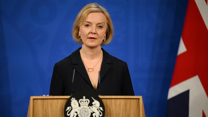 Die britische Premierministerin Liz Truss steht womöglich vor der Ablösung. Zunächst musste ein politischer Begleiter gehen.