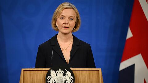 Die britische Premierministerin Liz Truss steht womöglich vor der Ablösung. Zunächst musste ein politischer Begleiter gehen.