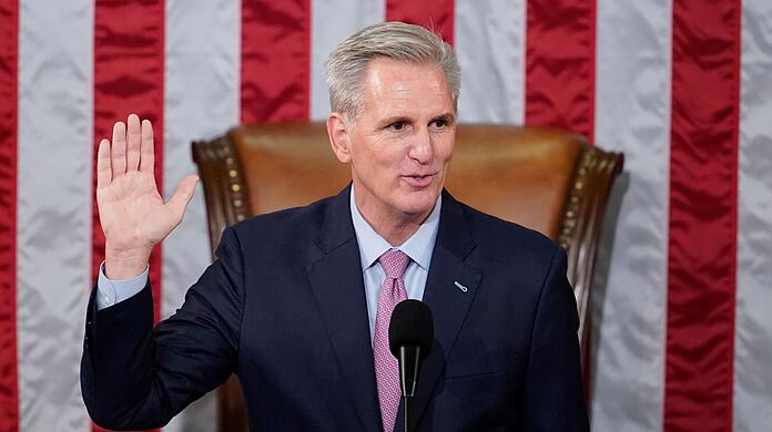 Im 15. Wahlgang hat es dann gereicht: Der Republikaner Kevin McCarthy bei seiner Vereidgung zum Sprecher des Repräsentantenhauses im Kapitol.