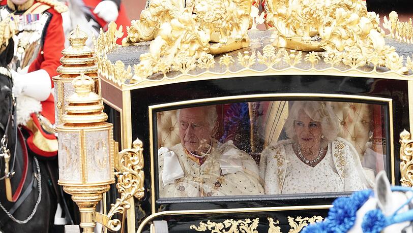 In der Kutsche soll Charles III. seiner Frau und Königsgemahlin Camilla von seinen Sorgen erzählt haben.