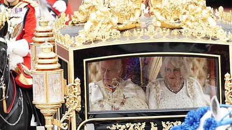In der Kutsche soll Charles III. seiner Frau und Königsgemahlin Camilla von seinen Sorgen erzählt haben.