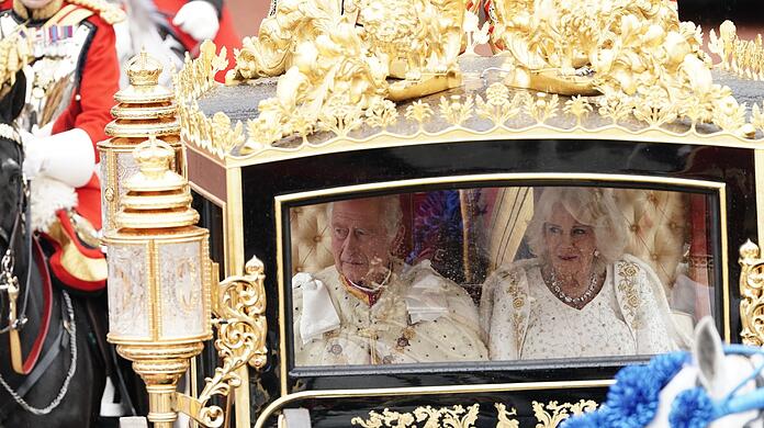 In der Kutsche soll Charles III. seiner Frau und Königsgemahlin Camilla von seinen Sorgen erzählt haben.