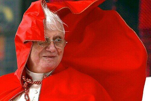 Umgeben von rauem Wind: Papst Benedikt XVI.