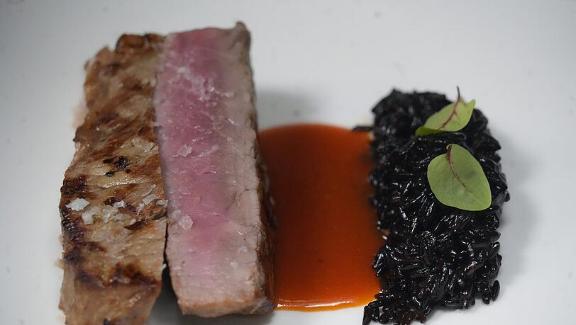 Vierter Gang: Ribeye with Ssamjang and Black Rice.