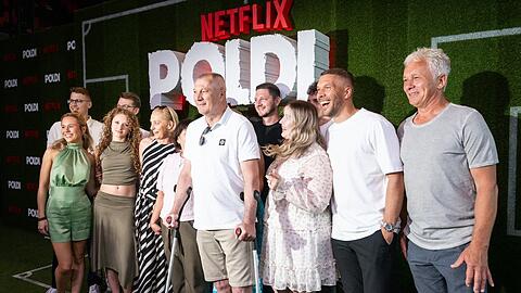 Lukas Podolski (2.v.r.) feierte unter anderem mit Vater Waldemar Podolski (mit Kr&uuml;cken) seine Doku-Premiere.