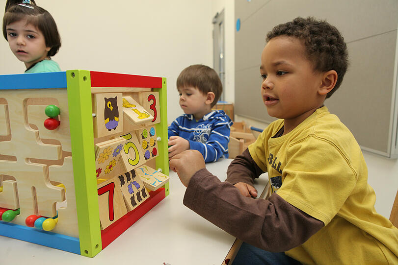 Kevon (re.) findet seinen Kindergarten super. Auch Artjom (Mitte) und Derya (li.) kommen zum Spielen gerne hier her.