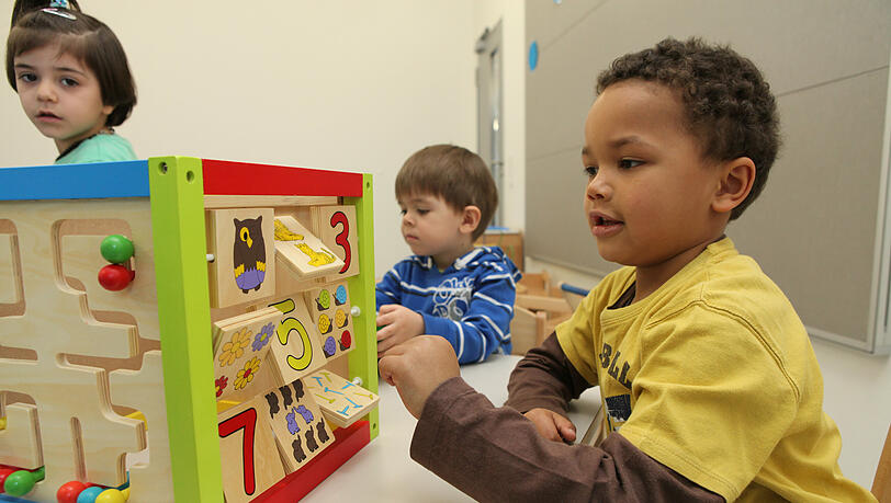 Kevon (re.) findet seinen Kindergarten super. Auch Artjom (Mitte) und Derya (li.) kommen zum Spielen gerne hier her. Kevon (re.) findet seinen Kindergarten super. Auch Artjom (Mitte) und Derya (li.) kommen zum Spielen gerne hier her.