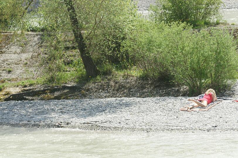 Eine blonde Schönheit hat es sich hier auf einer Kiesbank an der Isar gemütlich gemacht.