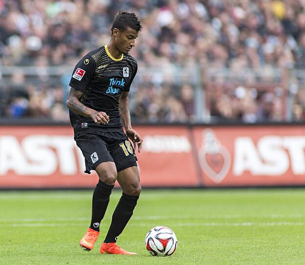 Martin Angha &ndash; Note 5 - Alle Gegentreffer kamen über die andere Seite zustande. Was seine Leistung nicht besser machte. Ließ seine Gegenspieler regelmäßig laufen. Brachte keine Flanke an den Mann.