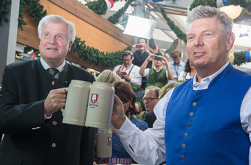 Oberbürgermeister Dieter Reiter (r.) zusammen mit dem bayerischen Ministerpräsidenten Horst Seehofer beim Anstich.