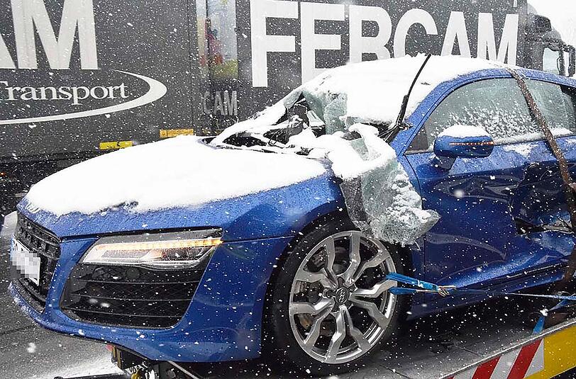 Bilder vom Verkehrsunfall auf der A8 bei Holzkirchen: Ein Audi R8 knallte in die Mittelleitplanke der Autobahn, nachdem der Fahrer die Kontrolle über den Sportwagen verloren hatte.