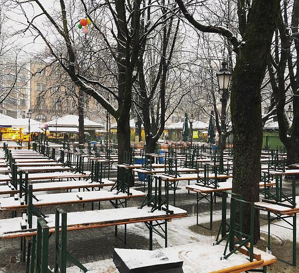 Der verlassene Biergarten am Viktualienmarkt.