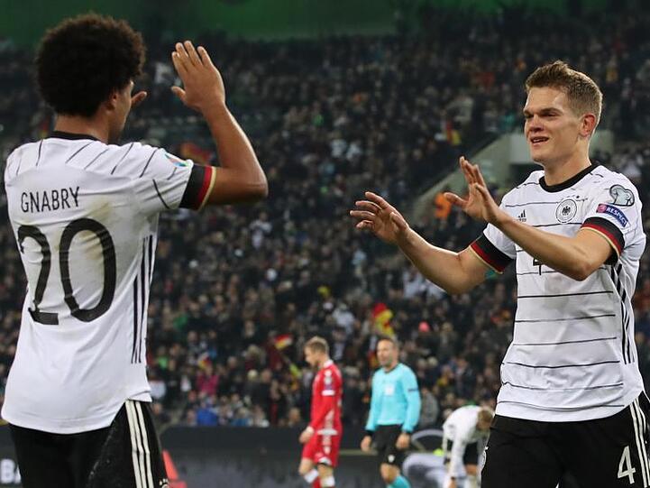 Torschütze Matthias Ginter (r) dankt Passgeber Serge Gnabry.