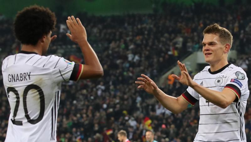 Torschütze Matthias Ginter (r) dankt Passgeber Serge Gnabry. Torschütze Matthias Ginter (r) dankt Passgeber Serge Gnabry.