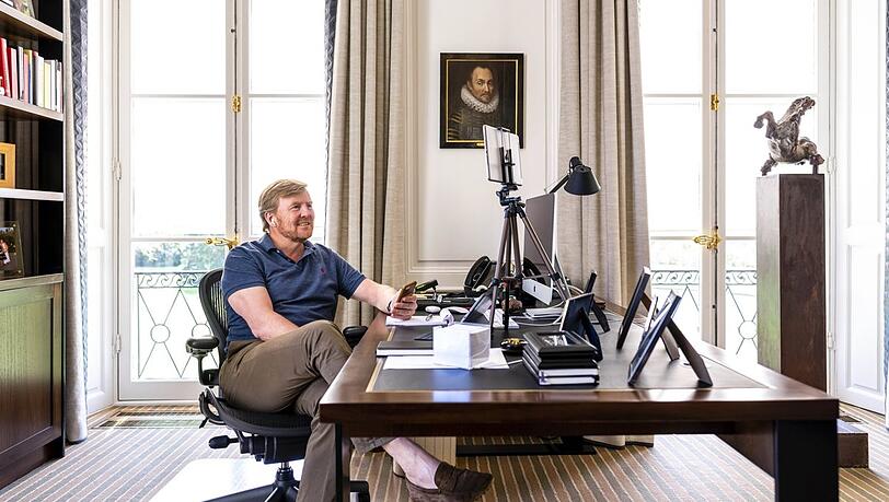 Leger im Polo-Shirt: König Willem-Alexander am Schreibtisch. Leger im Polo-Shirt: König Willem-Alexander am Schreibtisch.