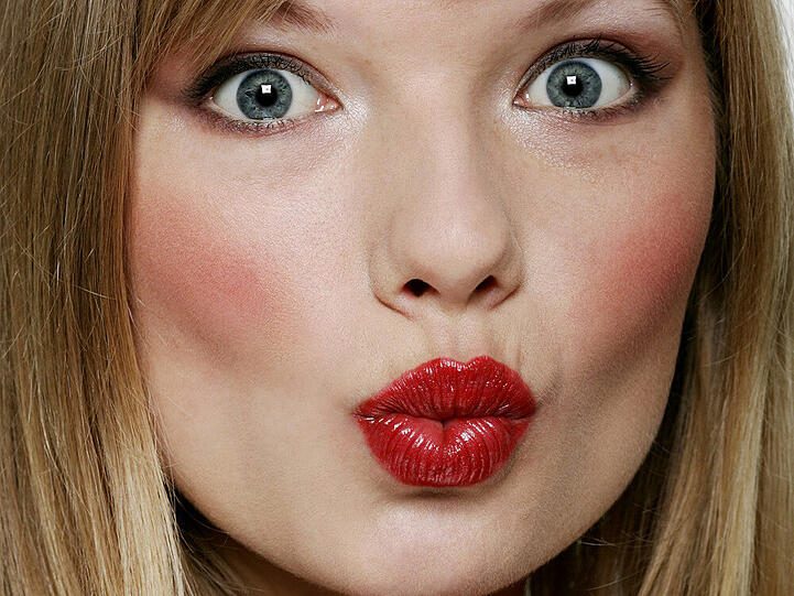 Ein roter Kussmund liegt im Trend: Doch wie bleibt die Farbe lange auf den Lippen?