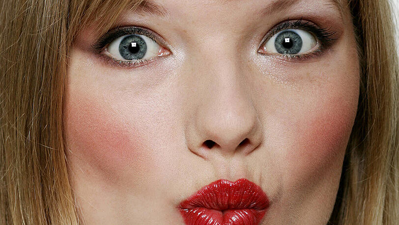 Ein roter Kussmund liegt im Trend: Doch wie bleibt die Farbe lange auf den Lippen? Ein roter Kussmund liegt im Trend: Doch wie bleibt die Farbe lange auf den Lippen?