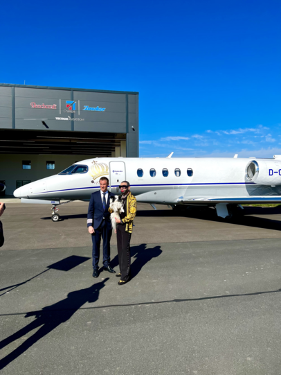 Airlines-Chef Daniel Rudas und Designer Harald Glööckler vor einem der beiden Privatjets