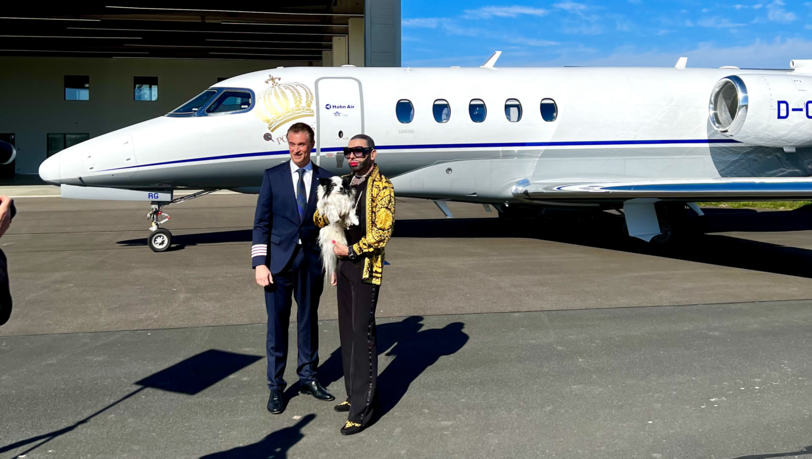Airlines-Chef Daniel Rudas und Designer Harald Glööckler vor einem der beiden Privatjets Airlines-Chef Daniel Rudas und Designer Harald Glööckler vor einem der beiden Privatjets