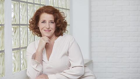 Luise Kinseher setzt Segel und macht sich auf zu den Weiten der menschlichen Seele - und bleibt dabei doch nachdenklich.