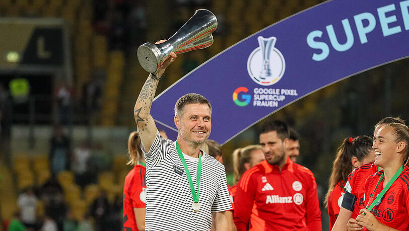 Bayern-Trainer Straus mit dem Supercup-Pokal.  Fotostand/imago