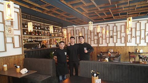 Der Franchise-Nehmer des Münchner Hako-Ramen-Standorts Duy Anh Nguyen (M.) mit seinen Mitarbeitern Huy (l.) und Kien (r.).