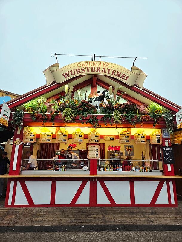 Bei Obermayrs Wurstbraterei gibt es heute eine Bratwurstsemmel für 3,50 Euro statt 5 Euro.
