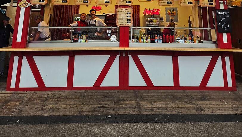 Bei Obermayrs Wurstbraterei gibt es heute eine Bratwurstsemmel für 3,50 Euro statt 5 Euro. Bei Obermayrs Wurstbraterei gibt es heute eine Bratwurstsemmel für 3,50 Euro statt 5 Euro.