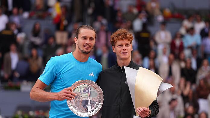 Alexander Zverev (l) muss sich mit dem Preis für den unterlegenen Finalisten begnügen. Alexander Zverev (l) muss sich mit dem Preis für den unterlegenen Finalisten begnügen.