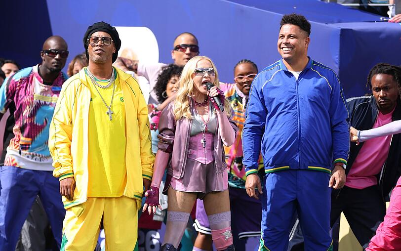 Ronaldinho (links) und Ronaldo fuhren Madonna bei der Halbzeitshow des WM-Finales ins Stadion. Ronaldinho (links) und Ronaldo fuhren Madonna bei der Halbzeitshow des WM-Finales ins Stadion.