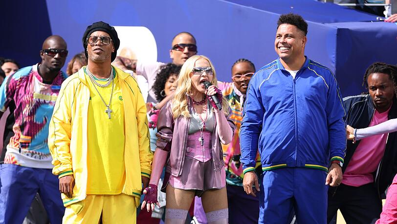 Ronaldinho (links) und Ronaldo fuhren Madonna bei der Halbzeitshow des WM-Finales ins Stadion. Ronaldinho (links) und Ronaldo fuhren Madonna bei der Halbzeitshow des WM-Finales ins Stadion.