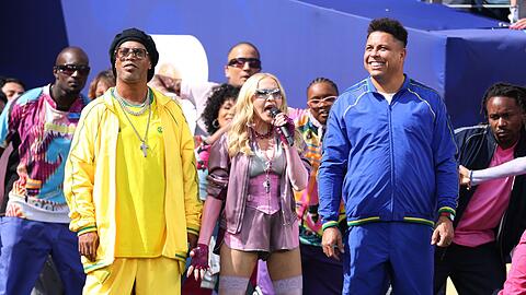 Ronaldinho (links) und Ronaldo fuhren Madonna bei der Halbzeitshow des WM-Finales ins Stadion.