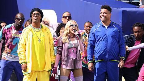 Ronaldinho (links) und Ronaldo fuhren Madonna bei der Halbzeitshow des WM-Finales ins Stadion.