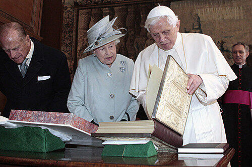 In Schottland: Prinz Philip, Queen Elizabeth und Papst Benedikt XVI.