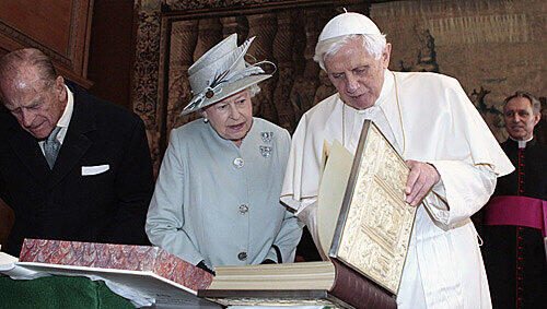 In Schottland: Prinz Philip, Queen Elizabeth und Papst Benedikt XVI. In Schottland: Prinz Philip, Queen Elizabeth und Papst Benedikt XVI.
