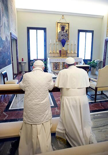 Wo Benedikt
Franziskus die traditionell dem Papst bestimmte Betbank anbot.
Franziskus, der in den letzten Tagen immer wieder durch seine Bescheidenheit auffiel,  lehnte deren alleinige Nutzung mit den Worten &bdquo;wir sind
Brüder&ldquo; ab, und beide beteten dann auf derselben Bank.