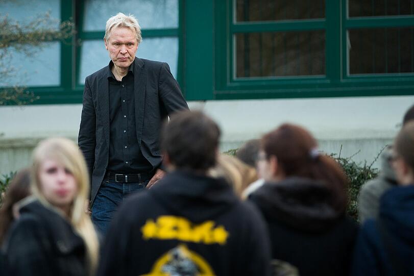 Trauer und Schock in Haltern am See: 16 Schüler und zwei Lehrer des Joseph-Könnig-Gymnasiums sind bei dem tragischen Flugzeugabsturz einer Germanwings-Maschine ums Leben gekommen.