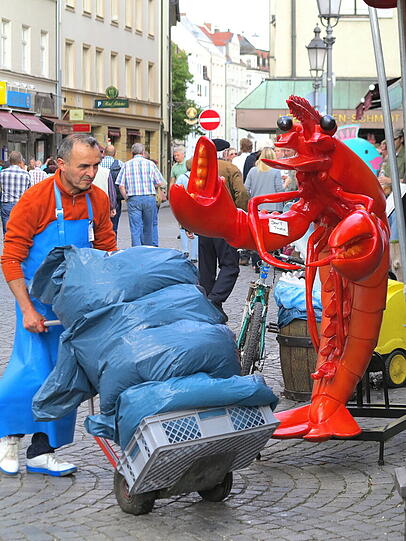 Buntes Treiben mit Weisswein trinken am Viktualienmarkt.