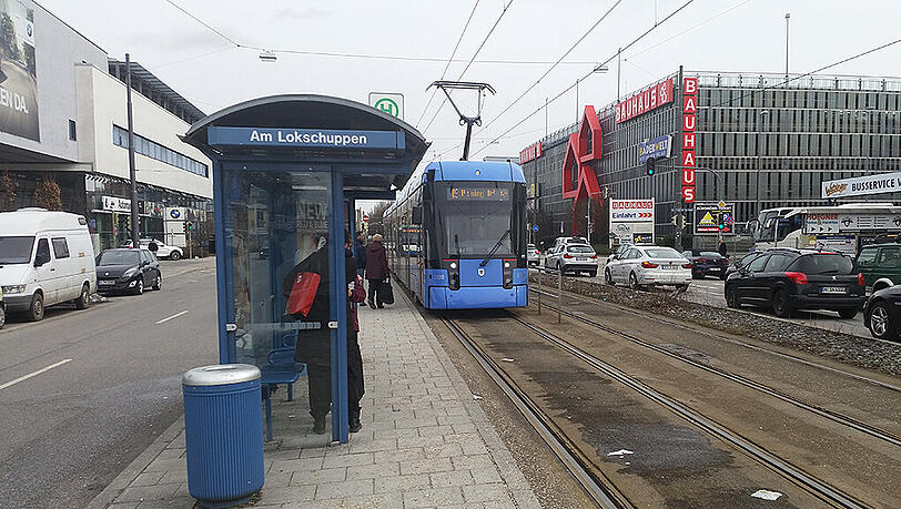 An der Haltestelle Am Lokschuppen wird Julia B. (15) von einer Tram erfasst und getötet. An der Haltestelle Am Lokschuppen wird Julia B. (15) von einer Tram erfasst und getötet.