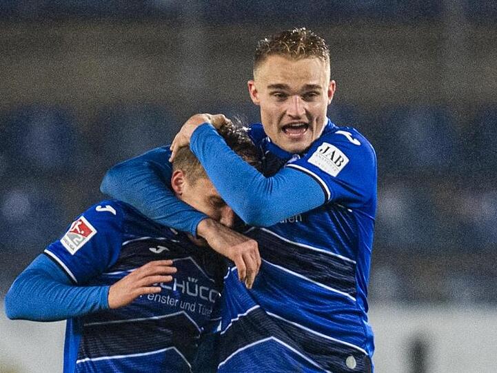 Joan Simun Edmundsson (l.) und Amos Pieper feiern die Herbstmeisterschaft von Arminia Bielefeld.