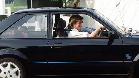 Der schwarze Ford Escort mit dem blauen Zierstreifen gehörte einst Prinzessin Diana.