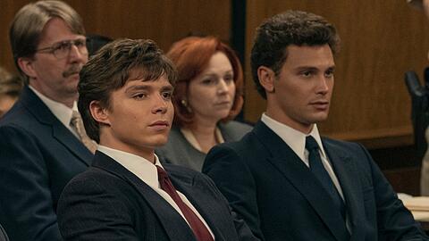 Nicholas Alexander Chavez (li.) und Cooper Koch als die Menendez-Brüder in der Netflix-Serie "Monster".